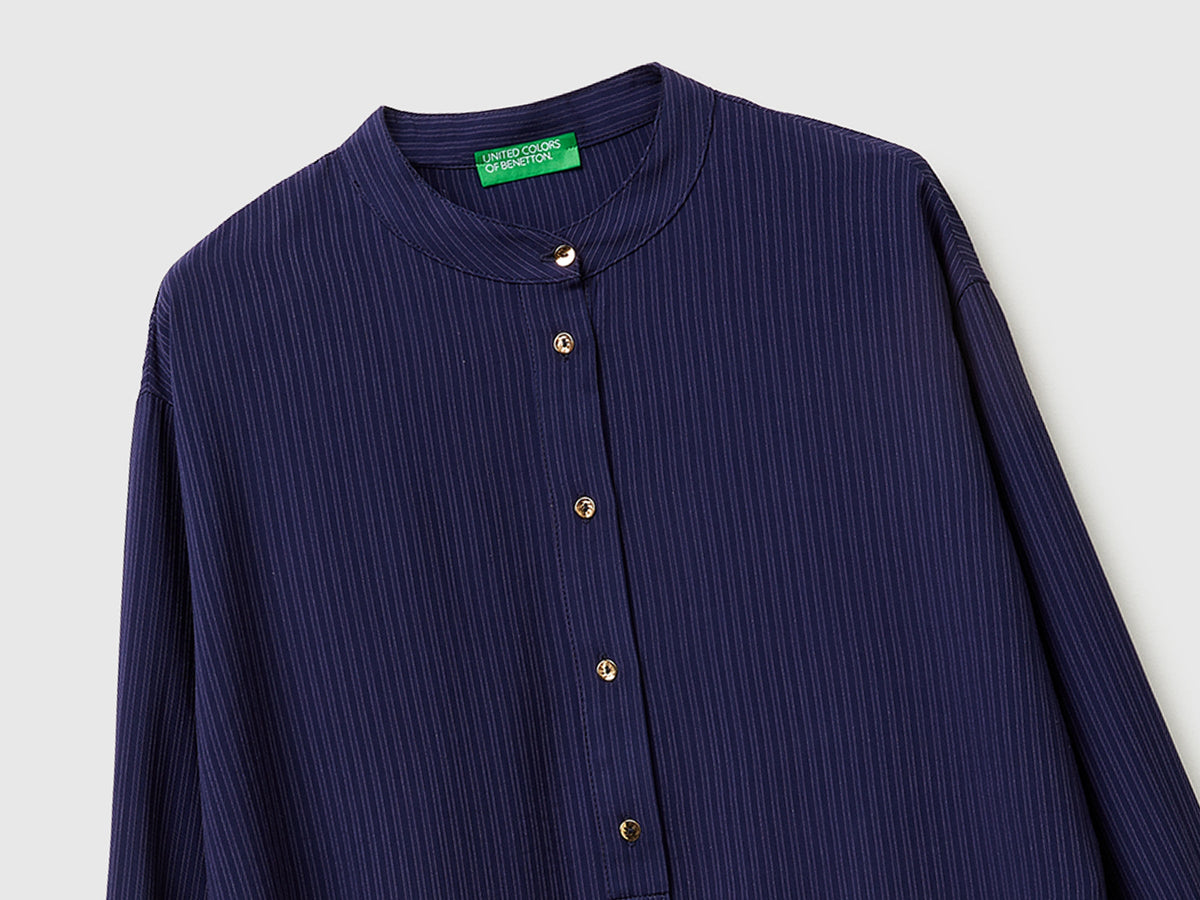 Blusa a righe con collo alla coreana