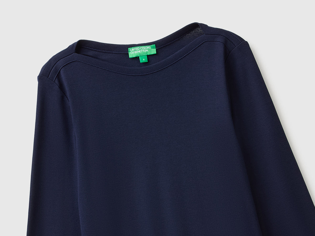 T-shirt slim fit con scollo a barchetta