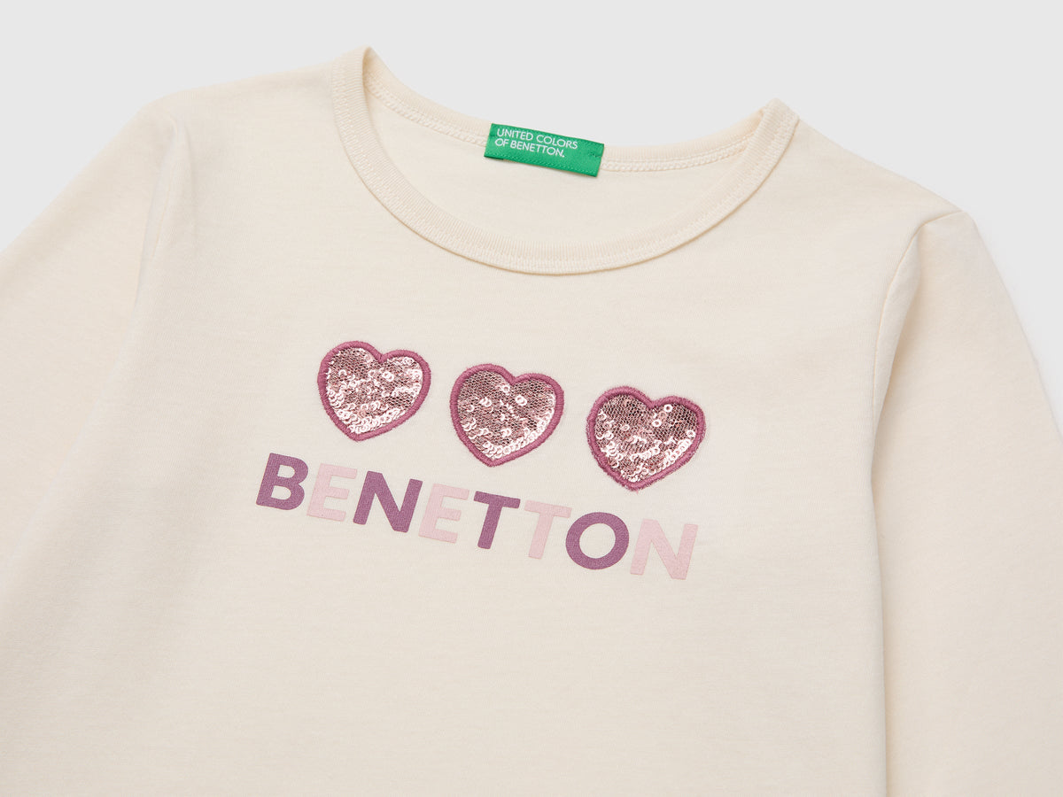 T-shirt con stampa e paillettes