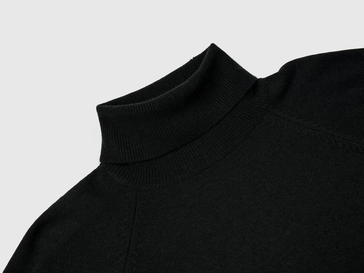 Maglione dolcevita nero in misto lana e cashmere