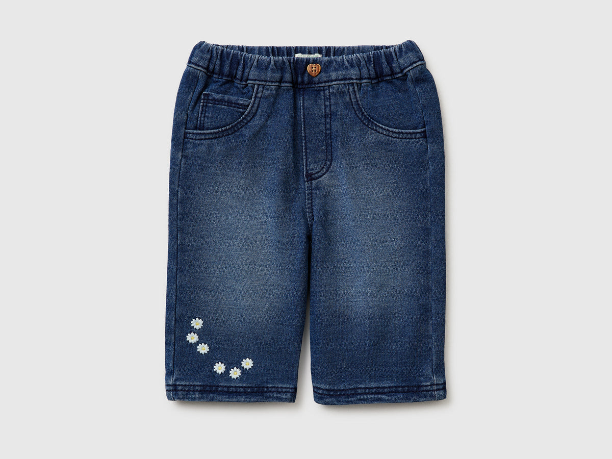Jeans con ricamo floreale