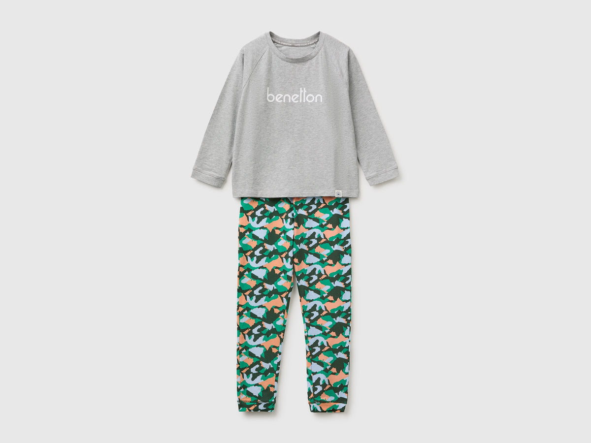 Pigiama con logo e pantaloni fantasia