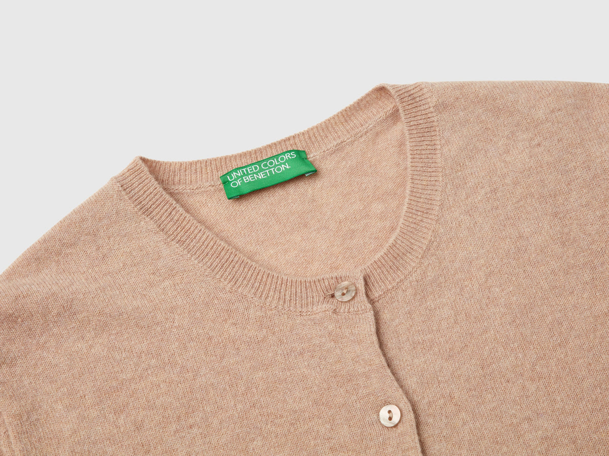 Cardigan girocollo beige in pura lana Merino