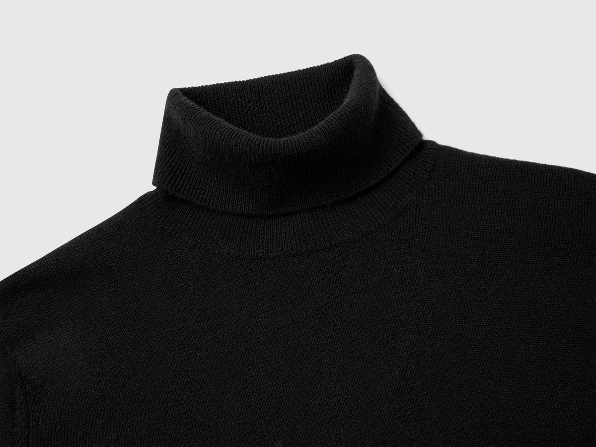 Maglione dolcevita nero in pura lana Merino