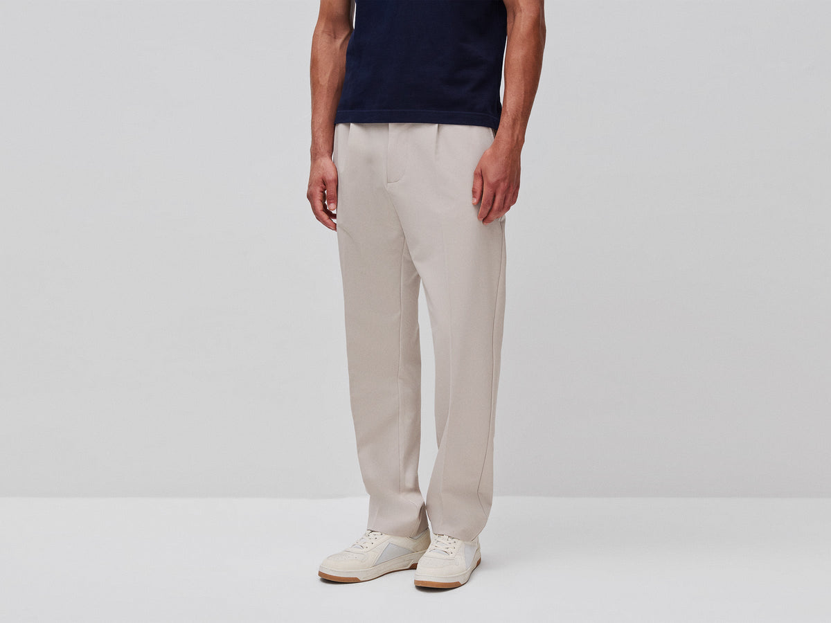 Pantaloni con pinces e piega