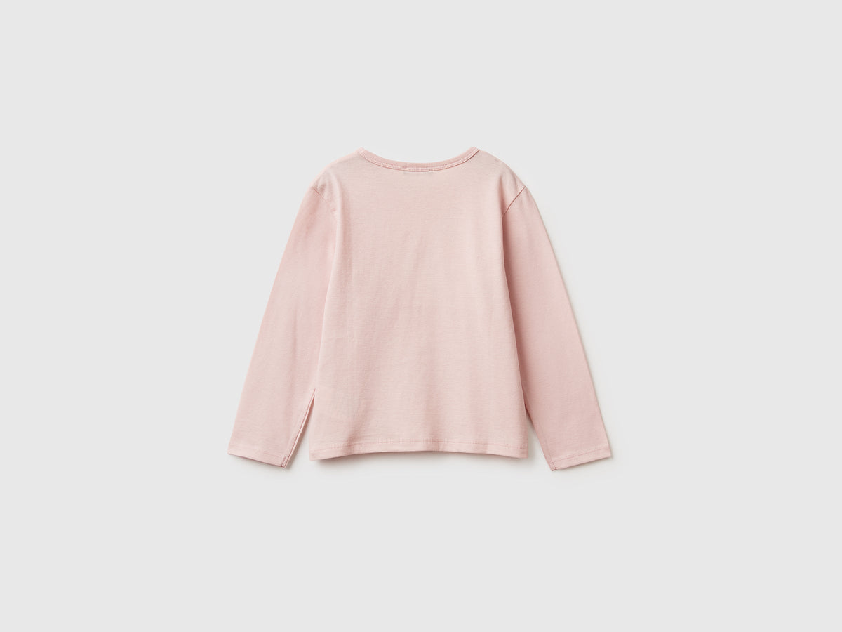 T-shirt con stampa e paillettes