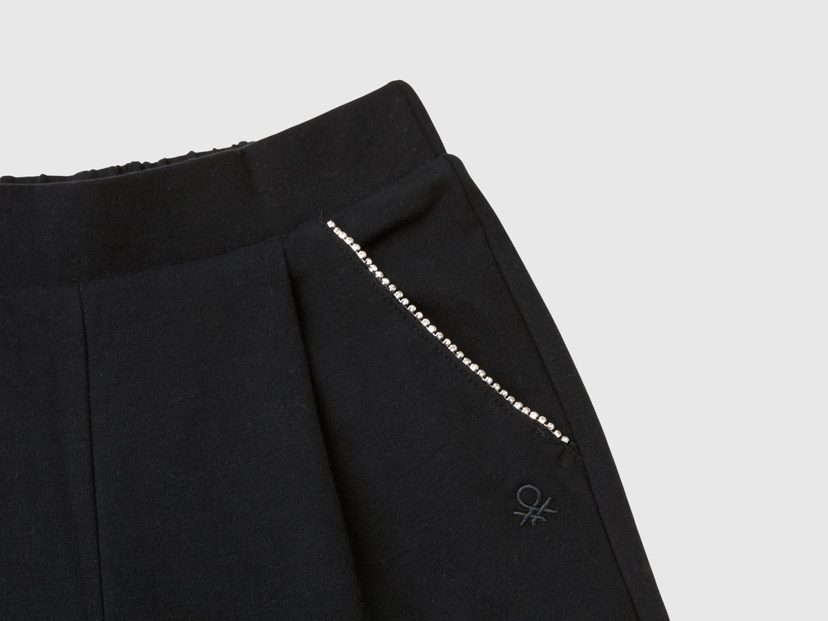 Pantaloni con applicazione effetto gioiello