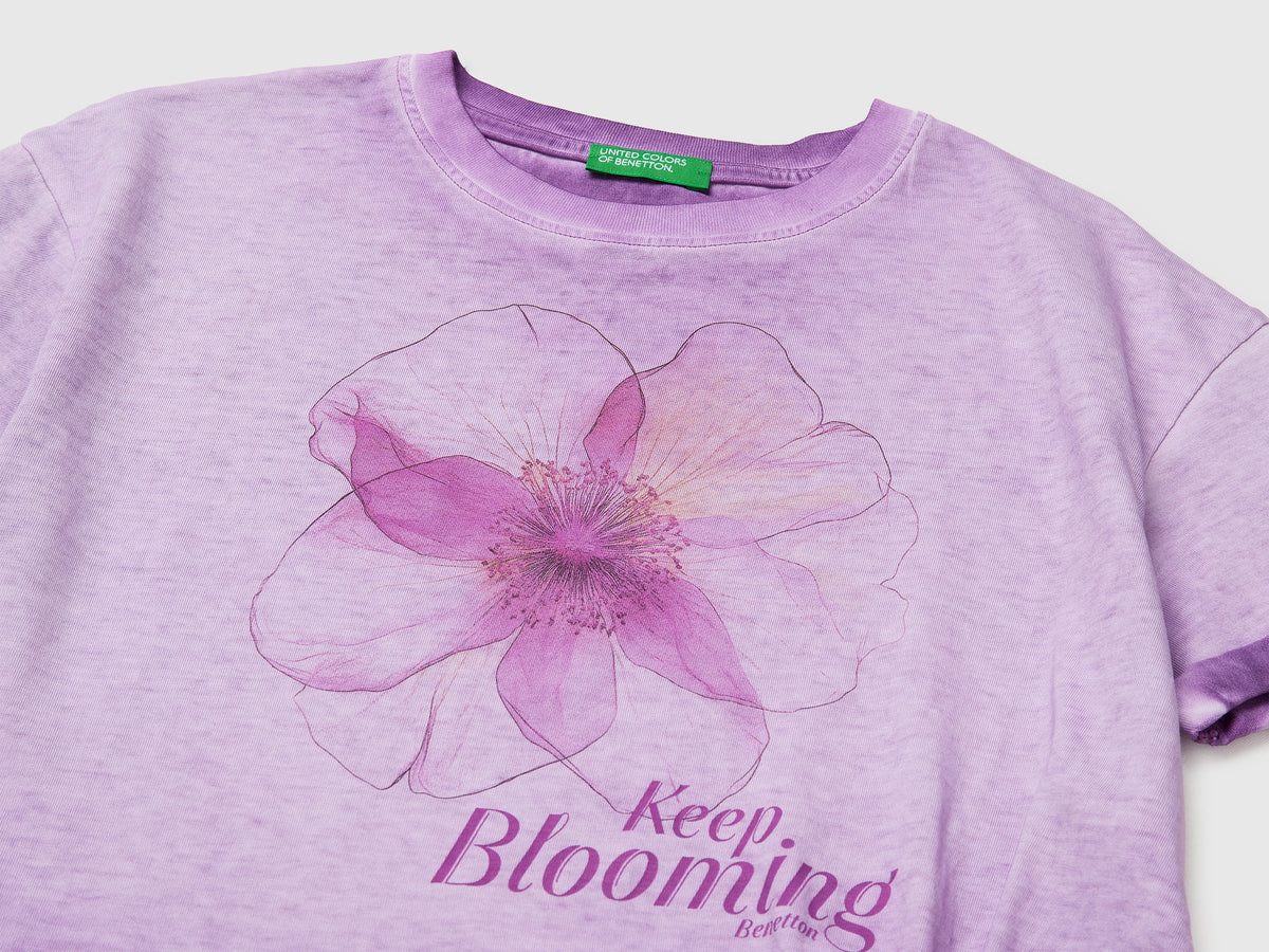 T-shirt con stampa e nodo