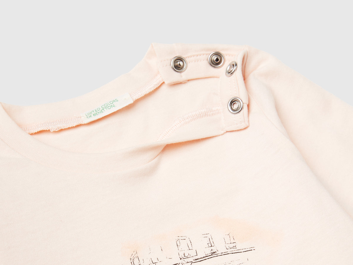 T-shirt con stampa in rilievo