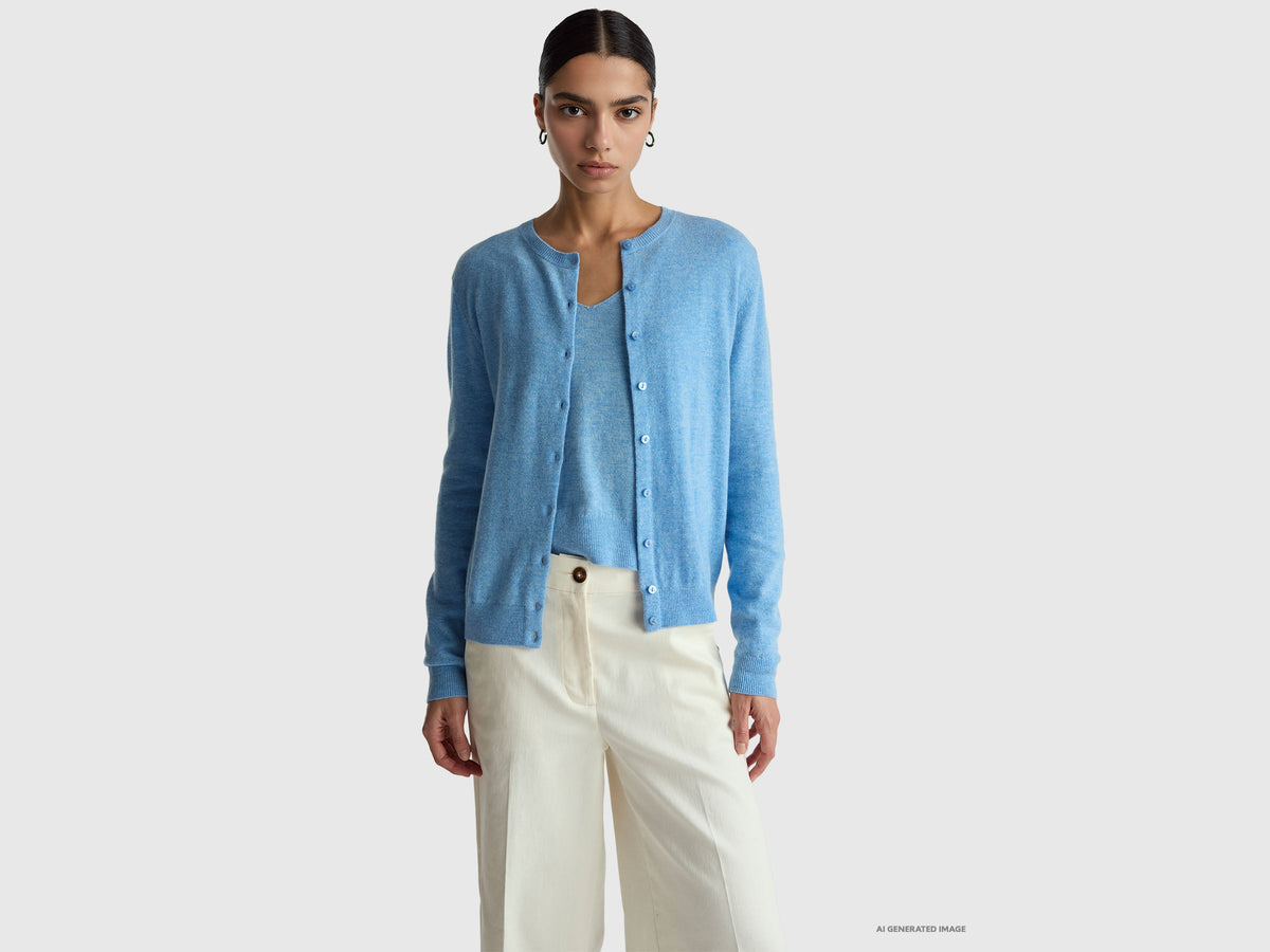 Cardigan girocollo azzurro in pura lana Merino