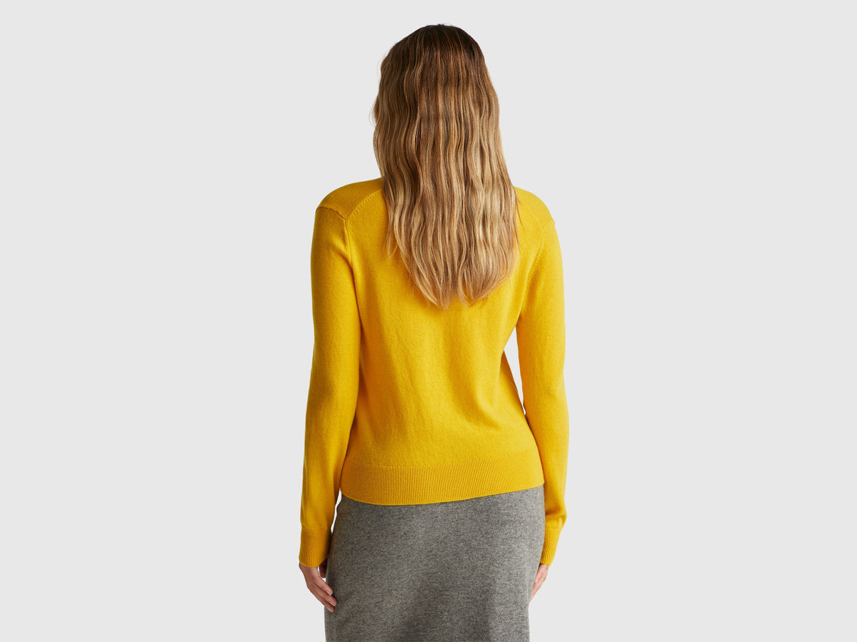 Maglione giallo ocra con scollo a V in pura lana Merino