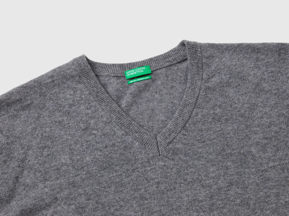 Maglia scollo a V grigia in pura lana Merino