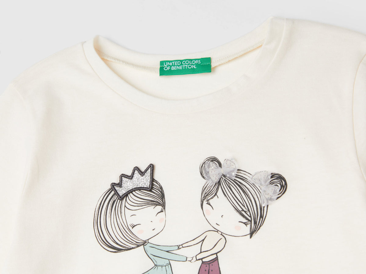 Maglietta con stampa e applicazione tulle