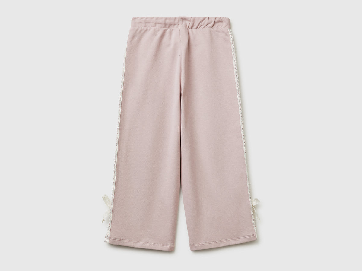 Pantaloni con pizzo e fiocchetti