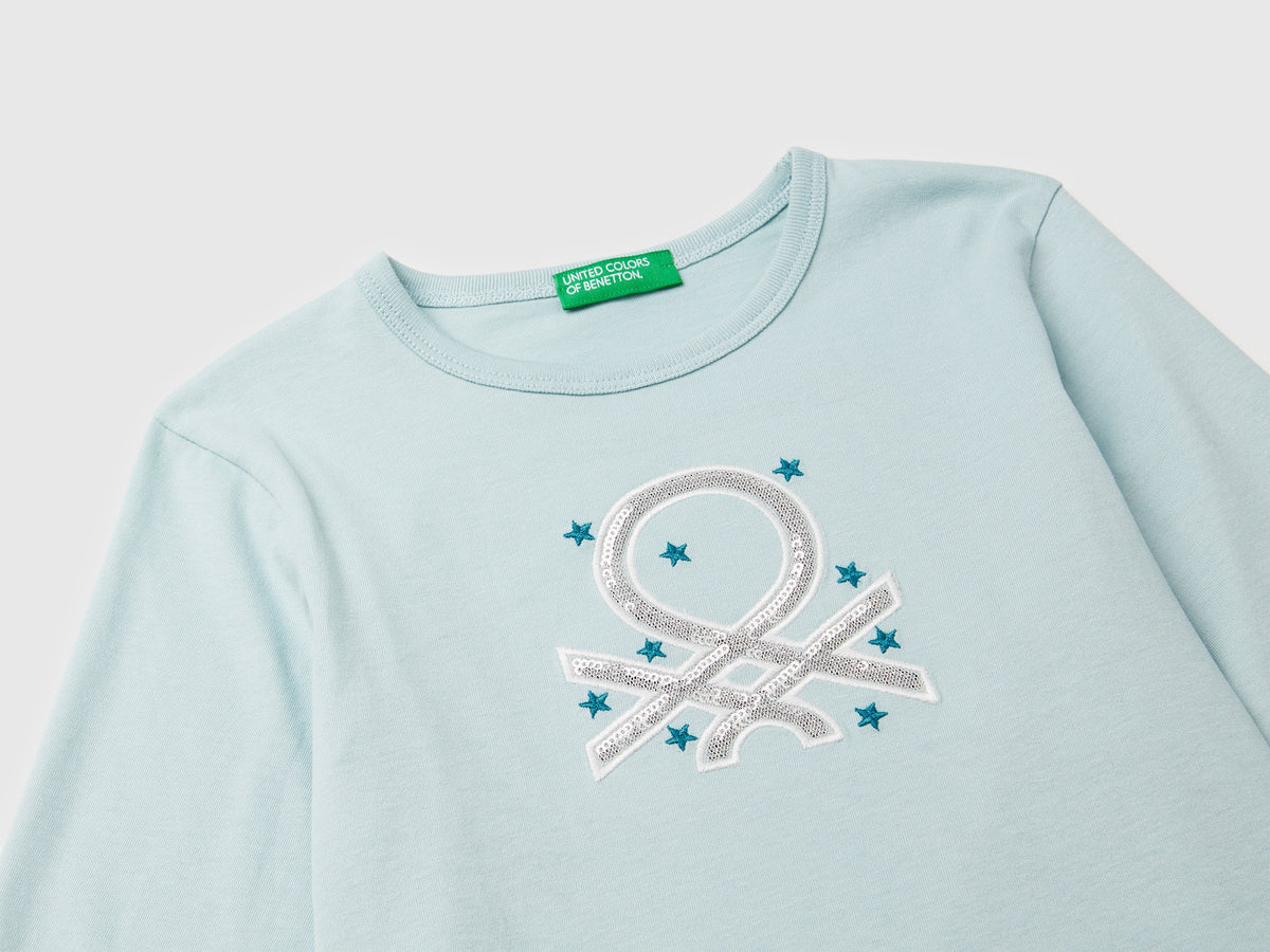 T-shirt con stampa e paillettes