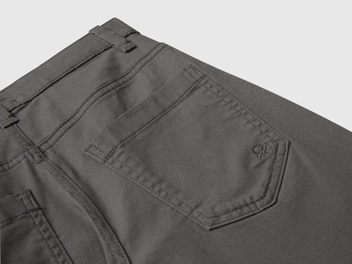 Pantaloni cinque tasche in cotone stretch