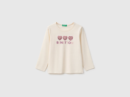 T-shirt con stampa e paillettes