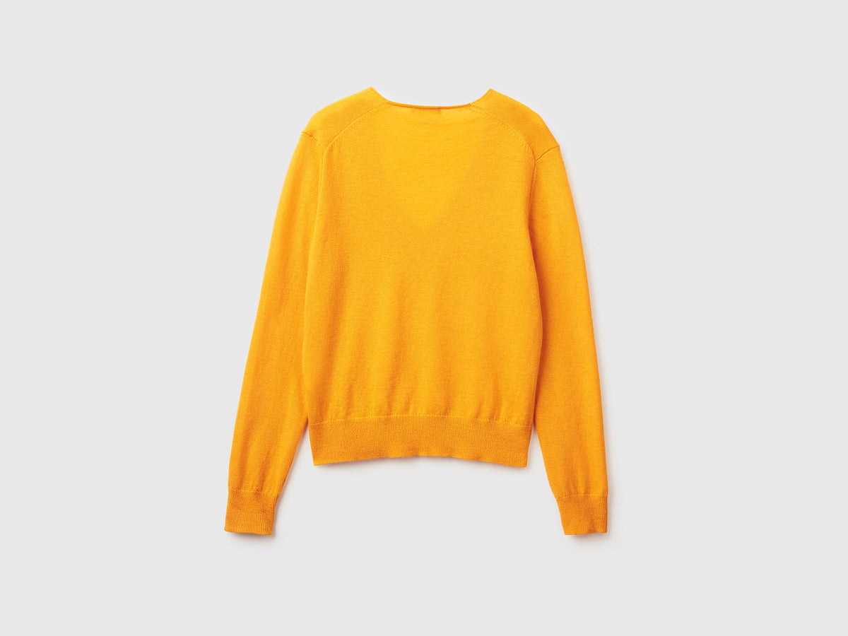 Maglione giallo ocra con scollo a V in pura lana Merino