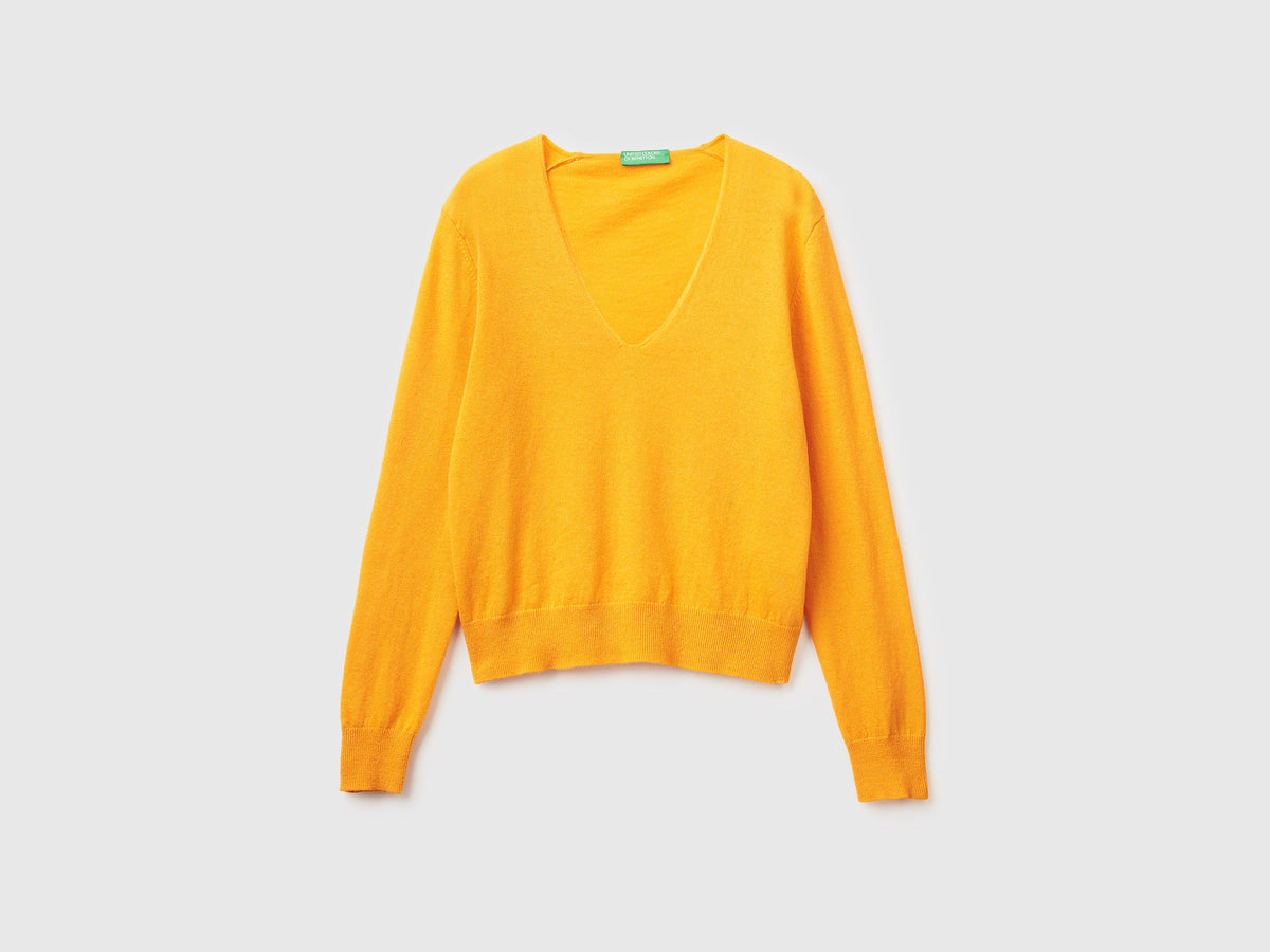 Maglione giallo ocra con scollo a V in pura lana Merino