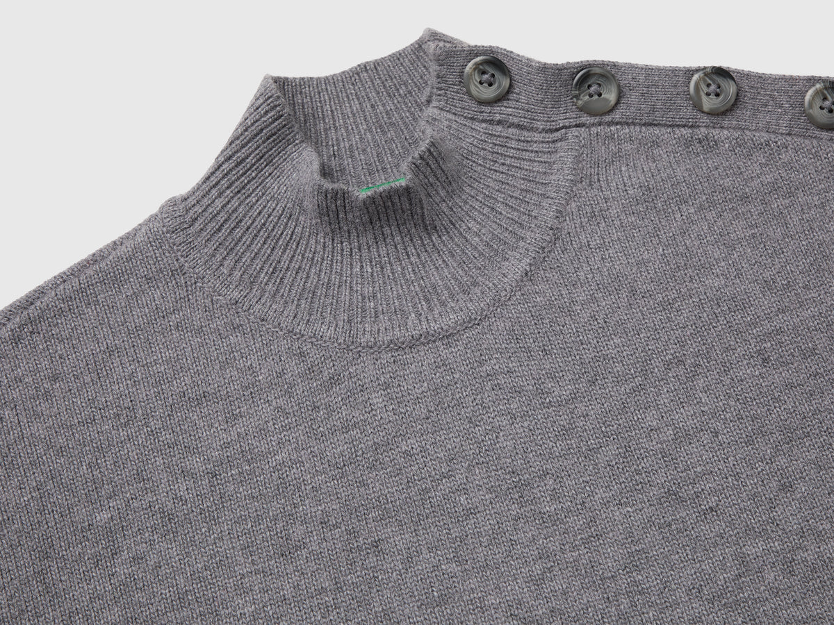 Maglia con bottoni sulla spalla