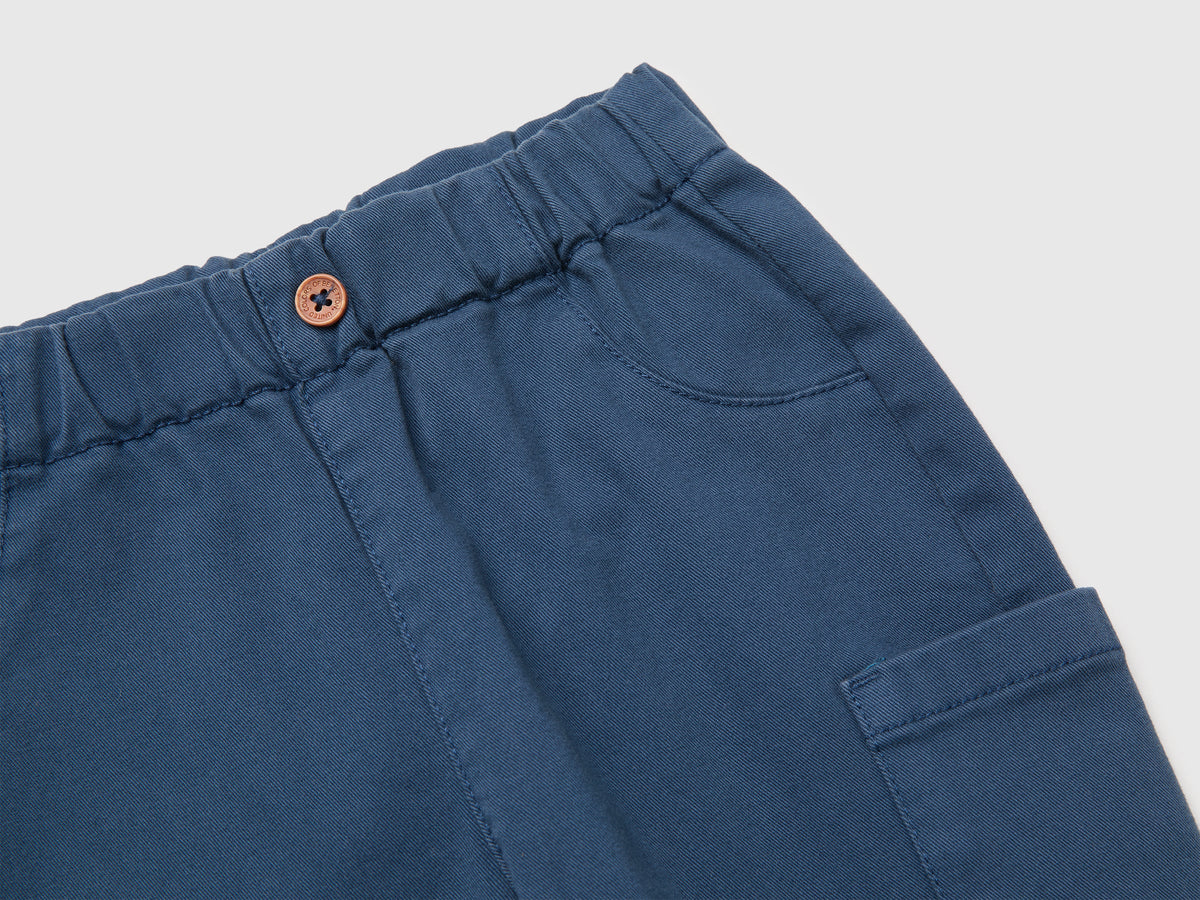 Pantaloni con taschino ricamato