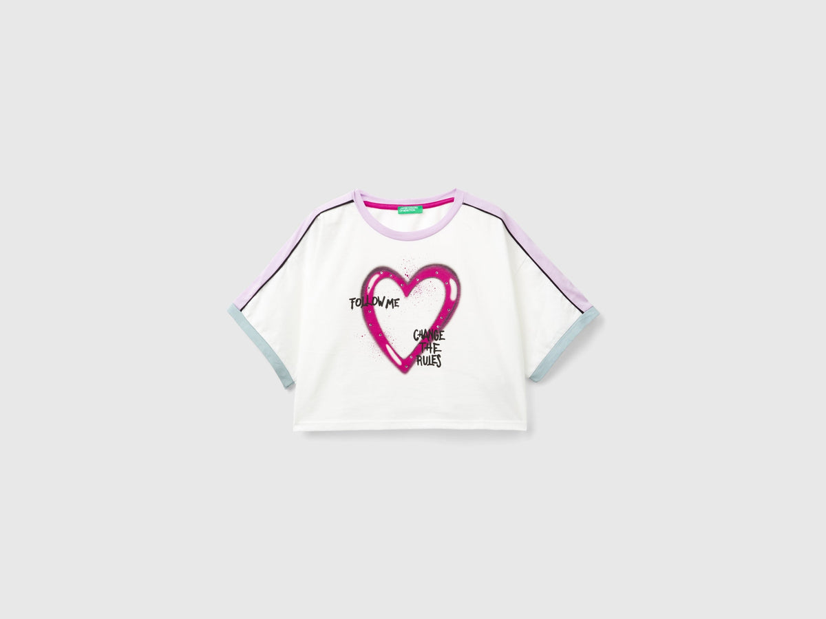 T-shirt con stampa graffiti e strass